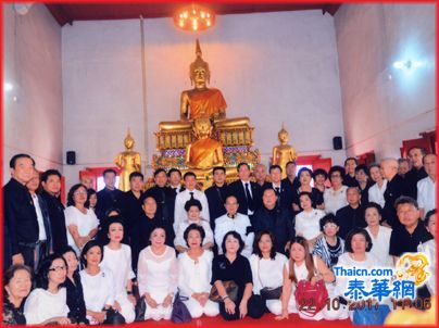 宠蒙第十世皇吗哈哇栖腊隆功陛下御赐赴色梗港佛寺主持解夏布施礼 泰国中华总商会兼潮州会馆副主席陈绍扬深感皇恩浩荡 特呈献善款一百四十余万充作弘扬佛教及贫学生助学金