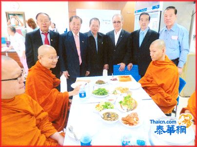 天华医院隆重举行新年祈福法会和联欢晚会 朱春隆董事长明烛晋香 陈振治绍扬张建禄马灿伟许继荣王睦良蓝春林张茂杰等参盛颁幸运奖