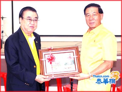 黄迨光主席率团参访考察东盟普吉泰华学校 邢福扬董事长热情接待并设午宴招待访问团 访问团参观泰华学校的华教情况并赞助卅九万铢经费