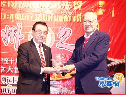 第十届泰南潮团联谊年会在董里府隆重开幕 大会主席谢桂江及总会主席黄迨光博士致词 董里府尹诗丽博阁下暨代总领事靳仪麟女士致祝贺词  全泰十九个潮州团体五百乡亲欢聚联谊彰显团结精神