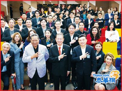 泰越友好协会主席巴佐主持「泰国在越南投资的商机」大会场面热烈 泰国越南商会主席洪百川博士致开幕词强调在越南投资前景亮丽
