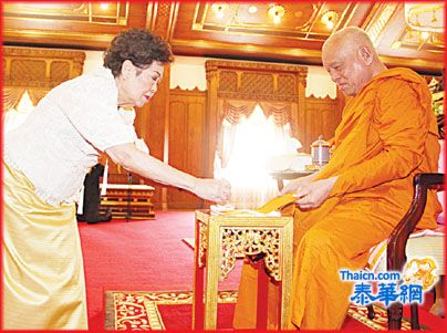 丘陈淑卿博士功在社会荣获「国家之光奖」 由越巴宛匿域佛寺住持颁发 到贺有前副陆总威戚上将丘煌莉威差教授等亲友数百人