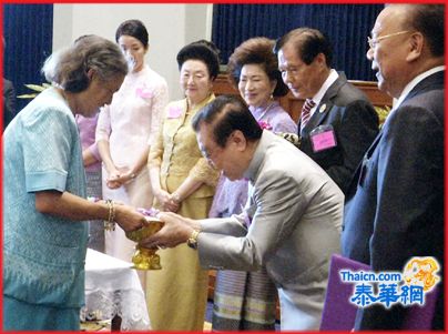 诗琳通公主殿下恩赐黄迨光刘振禀晋宫献款 潮馆辖下嵩越路大本头公庙呈献七十五万铢 刘丘秋邱燕桂廖令珠倪武龙坤素吉张雪云同往晋宫献款 呈献物资予公主殿下懿倡计划办事处用于资助贫困学生