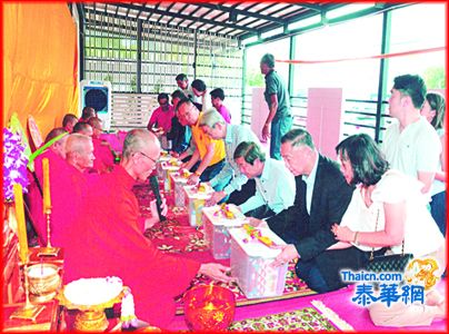 辖下平安旅馆酒店落成开业庆典恭请高僧诵吉祥经场面隆重 蔡蔚生董事长主持明烛礼及添汶斋僧 莅贺侨团首长有：蔡汉强林楚钦陈大呈刘秉青郑岳龙彭大立郭光国周猎夫蔡华民蔡泰松蔡广盛 蔡绪群蔡民强蔡璧煌蔡利昌蔡衍孝曾义兴王森丰林兆祥李炎炎李耀深刘汉明吴金城社长等数百人