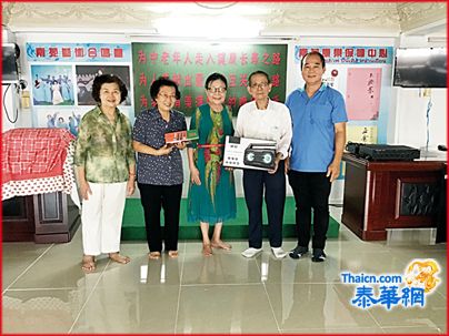 记联徐玛丽理事慷慨解囊 捐赠麦克风和音响一套予记联