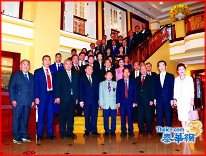泰华九属会馆首长第576次联谊聚餐会客家总会做东  诸首长徐惠深主席马灿利理事长符祥笈理事长苏承智理事长  张德仁理事长林何佩娟主席候永安理事长张振传主席  客总理事长黄建华致欢迎词 副理事长胡志雄卢平光邓木堃周鉴远  钟东乐邓众议正副秘书长卢钧元萧仕祥等热情接待