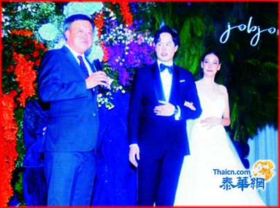 侨领陈亨廷陈徐茂枝贤伉俪令侄创读君与叻博莎喃小姐喜结良缘 帕努蓬警上将伉俪前春府府尹阿喃警少将首长郑创基陈锡源蒋应初陈运楼刘秉青卢岳胜 郑岳龙陈英实苏欉满徐瑞营李木山李炎炎黄光顺王刘丽云吴金城社长等应邀出席婚礼喜气洋溢