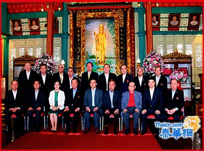中国驻泰国大使韩志强偕潘瑾公参刘敬师参赞一行由中总副主席 蒋应初陪同莅临曼谷唐人街金佛寺龙莲寺天华慈善医院参访 副僧王通猜上师住持仁谊上师市议员披匿首长陈振治陈绍扬马灿伟郭光国吴伟实 陈伟能锺木强马文北王创业余声清郑定沛林治陈鸿锐林盛陆少滨吴金城社长等热烈欢迎