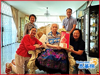 羅鐵英主席等人向梁冰主席祝賀新年