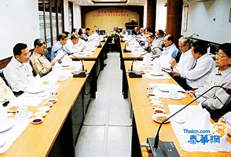 中华赠医所召开第四次理事会议马文清理事长主持会议报告会务张炳华大律师出席会议并捐赠经费十万铢
