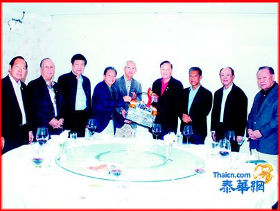 接受前大理院主席辑最高检察官翁沙军中总正副主席林楚钦陈锡源蒋应初暨蔡民强吴金城社长等祝嘏 中总名誉主席资深侨领陈亨廷欣逢华诞不忘反馈社会 特赞助拉玛医院500万铢由梭拉纳大医师教授接领申谢 高度赞扬喜庆做好事并祝施仁增福寿积德荫儿孙