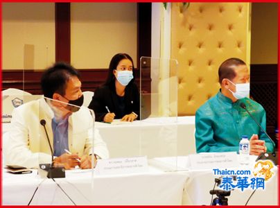 与曼谷市府合作在各要点设立疫苗中心为民众接种 洪百川主席再代表泰国商业总会向市长抑沙茵警上将捐献价值卅五万检测仪等物资