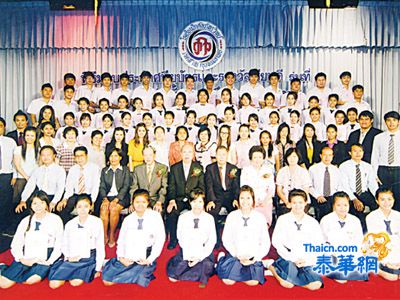 潮州中学隆重举行应届初中高中毕业典礼 蔡汉强主席主持仪式致勉词并向优秀学生颁发奖助学金   校政委员会主任萧亮智及副主任陈川出席毕业典礼仪式