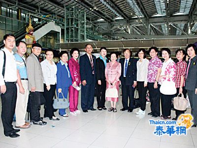 华文民校协会主席梁冰参访侨德公学 翁镇国主席热情欢迎华文民校协会领导莅临指导     梁冰主席一行深入了解华文教学情况并赞助经费