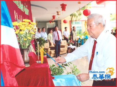孔堤公学毕业典礼隆重举行 林炎源主席颁发证书