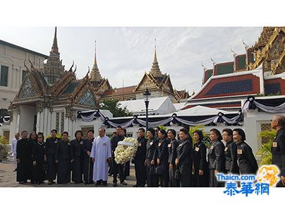 泰国华文民校协会代表赴大皇宫叩拜九世皇圣灵献花致敬