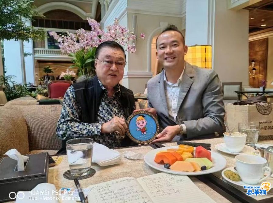 泰国华文民校协会主席黄迨光博士在曼谷亲切会见了广西金沛教育发展有限公司执行董事粟宥朝先生