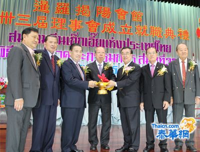 暹罗揭阳会馆第卅三届理事会就职 大会主席陈卓然主持仪式黄迨光博士向萧俊杰理事长授印信蔡汉强黄汉良钟源泉魏焕章吴喜然萧建波等见证