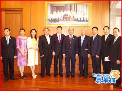 泰国饶平同乡会理事长徐光辉率领新年慰问团 向永远荣誉顾问陈国光博士素密博士二位德高望重长官拜年