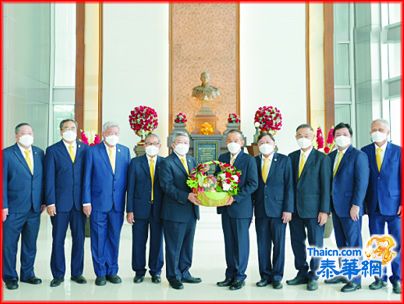 泰国澄海同乡会理事长刘秉青暨诸副理事长前往第五电视台录制  崇颂「十世皇上玛哈哇栖拉隆功陛下圣寿无疆」