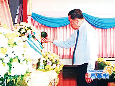 郑氏宗亲总会隆重崇庆皇后殿下八十懿寿 妇女股青少年股联合举办庆祝母亲节活动 郑炳林郑良奎郑钦达郑裕益郑惠中郑鉴辉郑培才郑英国郑伟中郑岳龙郑才松出席活动恭祝皇后殿下懿寿千秋
