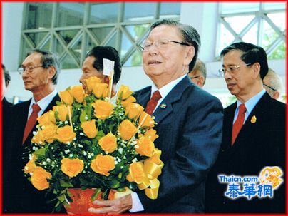 泰国方总举行理事会议 理事长方汉标率领续赴诗里叻医院恭向皇上陛下御像献鲜花致敬祝圣躬康泰