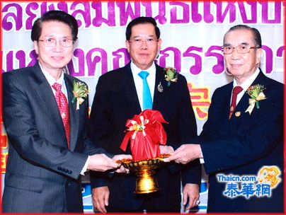 泰国连氏总会第19届理事会举行就职典礼 大会主席连中骏授印信予连中奇理事长
