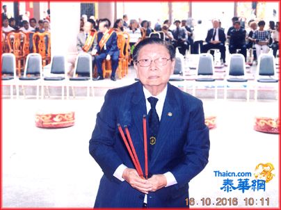 方氏宗亲总会常年秋祭祀祖大典聚餐联欢 永远荣誉理事长兼参议方汉标上首炷香副座方松喜晋香