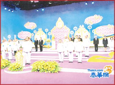   参加崇颂十世皇后素蒂拉殿下懿寿赴第十一频道电视台接受录像恭祝懿寿千 泰保卫国土委筹款基金会主席兼宗联主席黄汉良博士获殊荣 与国务总理巴育上将国防部长巴逸上将副揆威沙努等现身莹幕