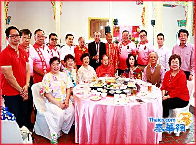 泰国许氏宗亲总会纪念开漳始祖天正公圣诞 举行拜祖祝寿仪式及乙巳年新春联欢会 许敬生许松汉许一新登台致新春祝福