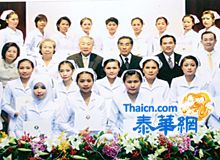 华侨医院颁发护士帽及荣誉奖状