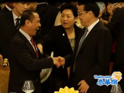    泰国中医总会副理事长廖健龙医师向李克强总理敬赠泰国中医药著作。2013年10月12日中午李克强总理出席泰国华侨华人公宴大会。